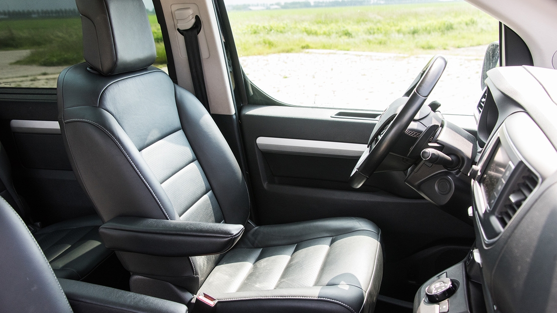 Toyota-interieur-Proace-voorin-stoelen-dashboard